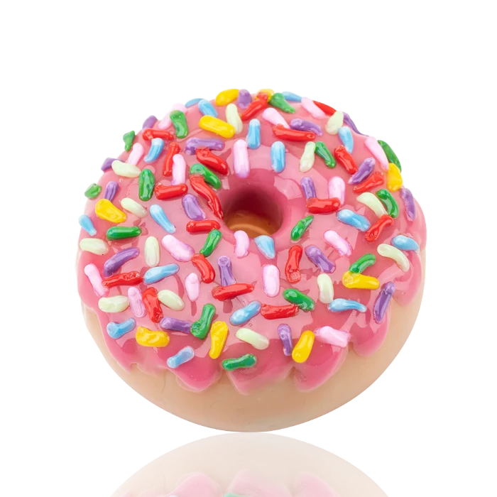 Empire Glassworks Pink Sprinkle Donut Pipe slight contre-plongée.