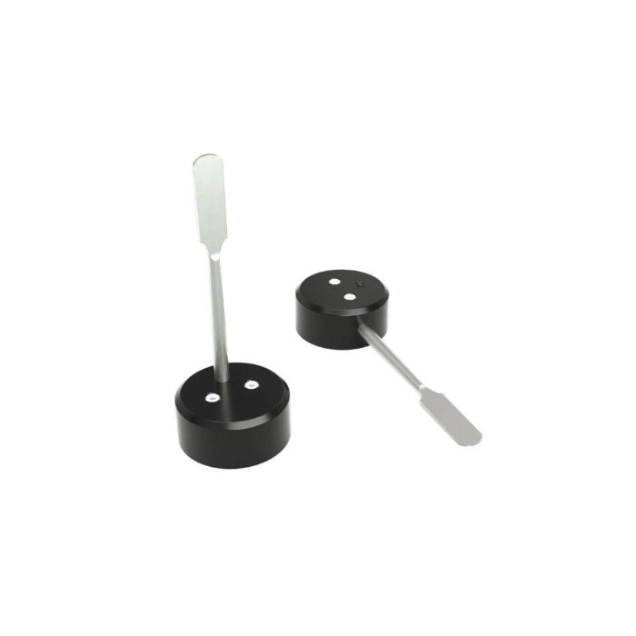 Stündenglass Modül Carb Cap x2 with loading tool attached, in two different positions.