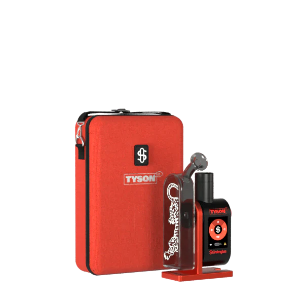 Tyson 2.0 X Stündenglass Modül + Dok Deluxe Travel Set, standing position in front of the travel case.